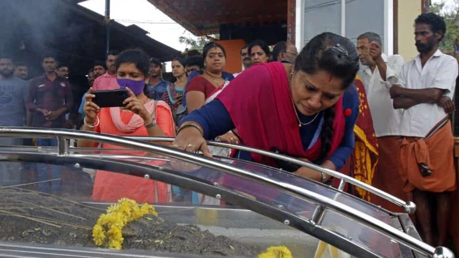 Funerales religiosos en India por Babia, un cocodrilo vegetariano que cuidaba templo antiguo
