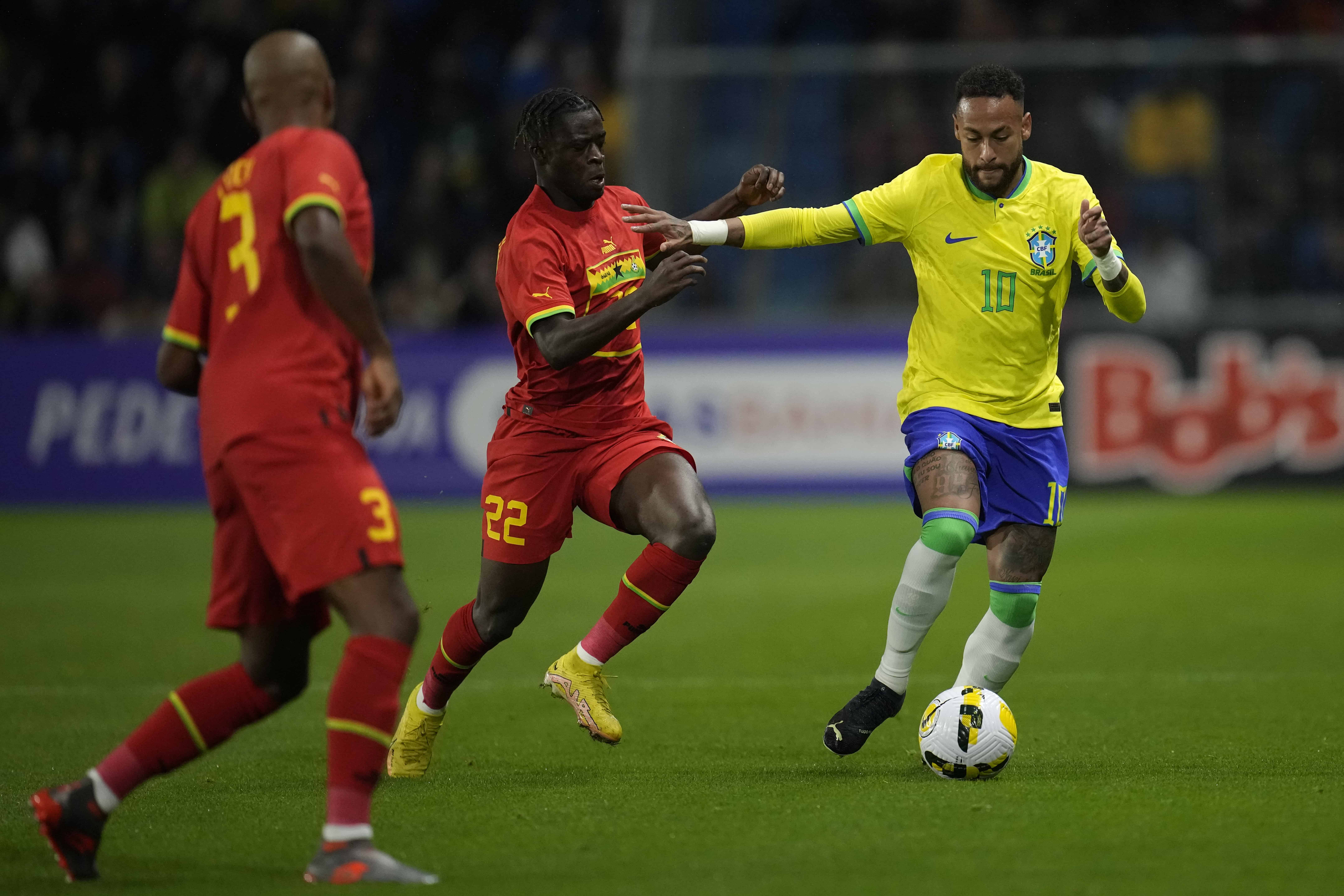 El delantero brasileño Neymar (derecha) pugna el balón con el ghanés Kamaldeen Sulemana durante un partido amistoso en Le Havre, Francia, el 23 de septiembre de 2022.