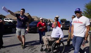 Republicanos van tras el voto hispano en frontera con México