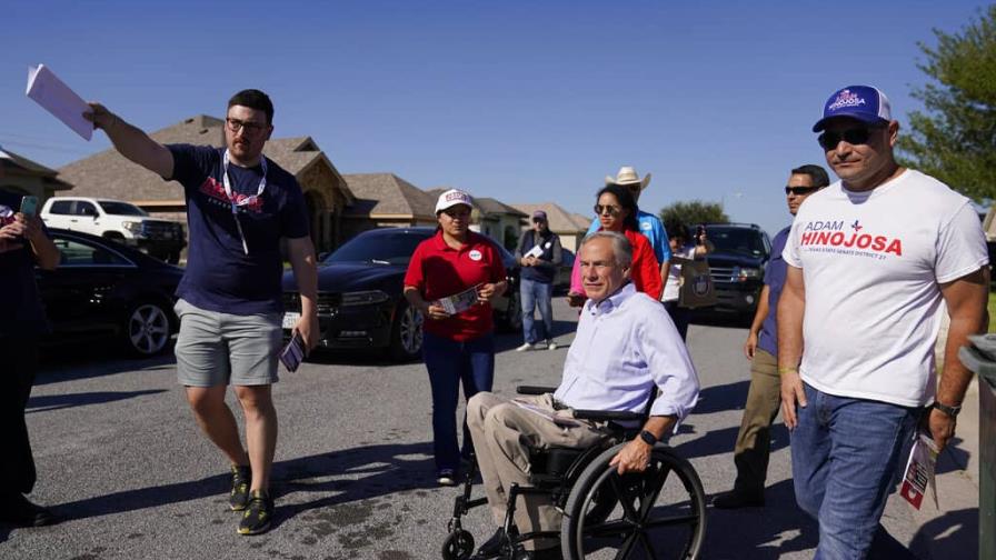 Republicanos van tras el voto hispano en frontera con México