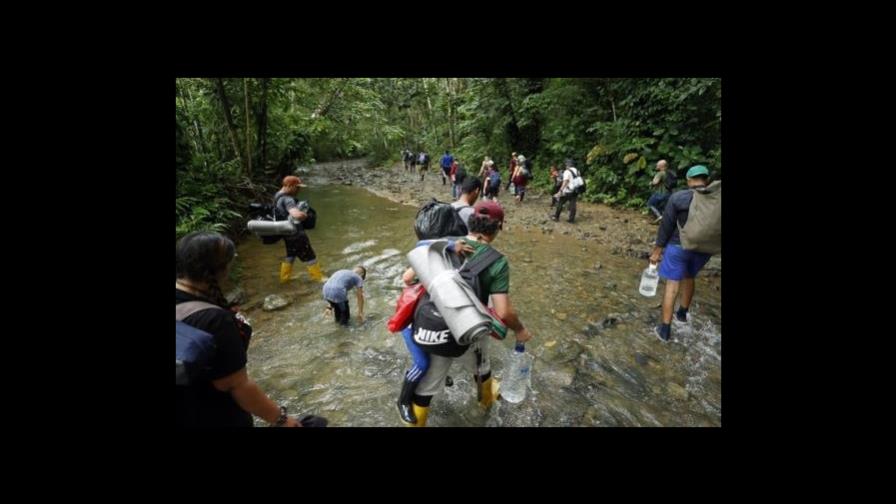 Unos 10,000 migrantes rumbo a EEUU bloquean un puerto al norte de Colombia