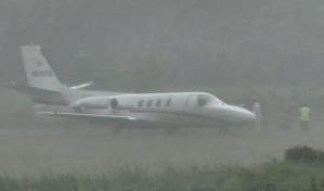 Avi&oacute;n se sale de la pista en el aeropuerto El Hig&uuml;ero