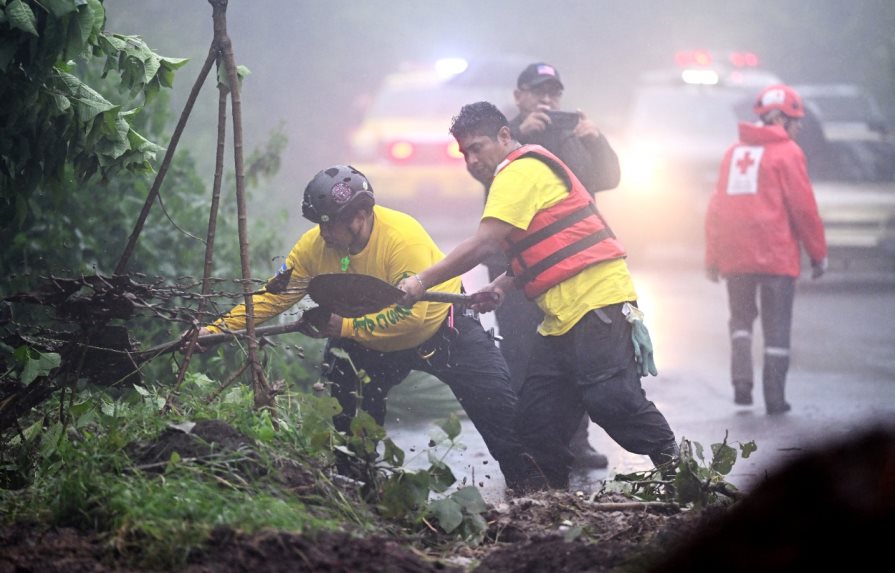 Al menos trece muertos en El Salvador y Honduras por el paso del huracán Julia