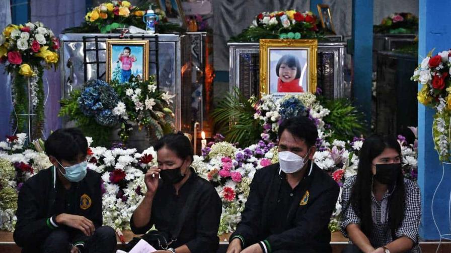 Los familiares dan el último adiós a las víctimas de la matanza en Tailandia Los familiares dan el último adiós a las víctimas de la matanza en Tailandia
