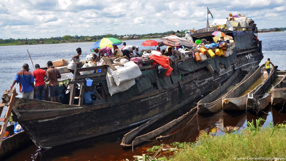 Al menos 41 muertos tras naufragar un barco en un río de la RD Congo