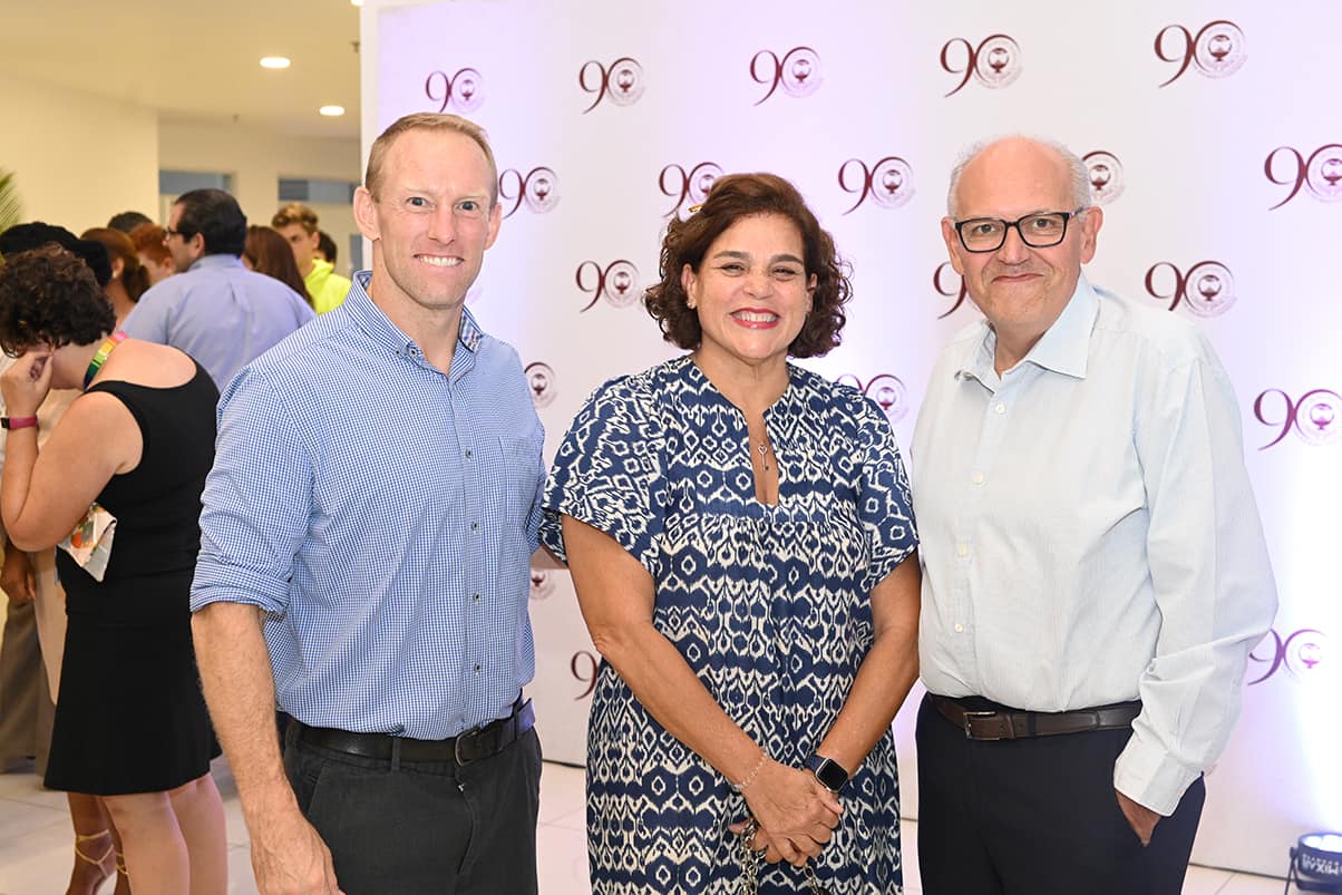 Ty Smeins, Anabella De Castro de Santoni y Alexius Santoni.