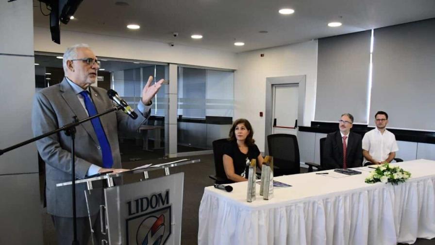 Presentan campaña “Poncha el Plástico” para campeonato de béisbol 2022-2023