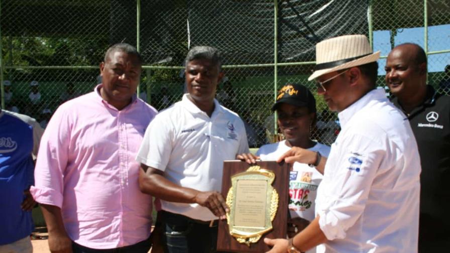 Las damas Diamonds de Comendador ganan en softbol de Elías Piña