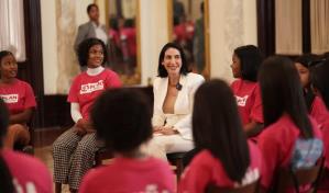Raquel Arbaje recibe a 30 niñas de San Juan, Barahona y Azua en el Palacio Nacional