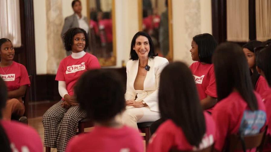 Raquel Arbaje recibe a 30 niñas de San Juan, Barahona y Azua en el Palacio Nacional Raquel Arbaje recibe a 30 niñas de San Juan, Barahona y Azua en el Palacio Nacional