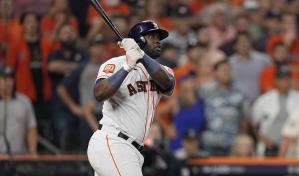 Álvarez en un círculo donde solo hay cuatro jonroneros en postemporada