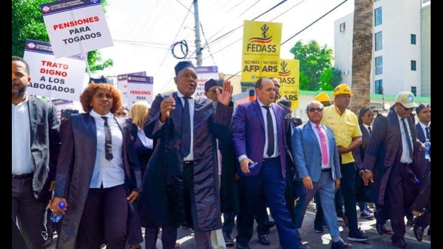 Abogados marchan en demanda de pensiones y seguro de salud