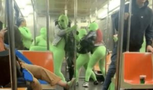 Miembros de los duendes verdes se entregan a la policía tras violento ataque en metro de NY Miembros de los duendes verdes se entregan a la policía tras violento ataque en metro de NY