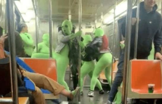 Miembros de los duendes verdes se entregan a la policía tras violento ataque en metro de NY