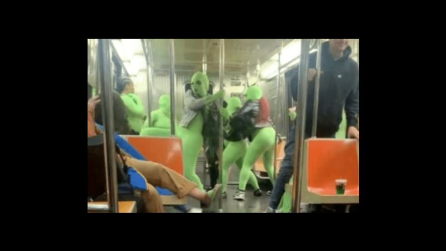 Miembros de los duendes verdes se entregan a la policía tras violento ataque en metro de NY