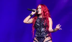 Se le cae la falda a Karol G durante concierto