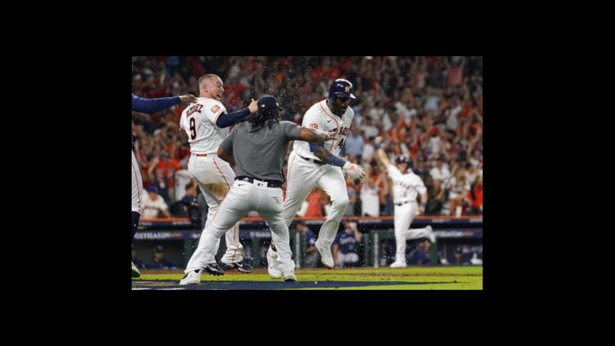 Con jonrón de Álvarez en la 9na, Astros vencen a Marineros