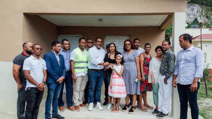 Gobierno entrega casa a niña de 10 años que compuso canción al presidente Abinader Gobierno entrega casa a niña de 10 años que compuso canción al presidente Abinader