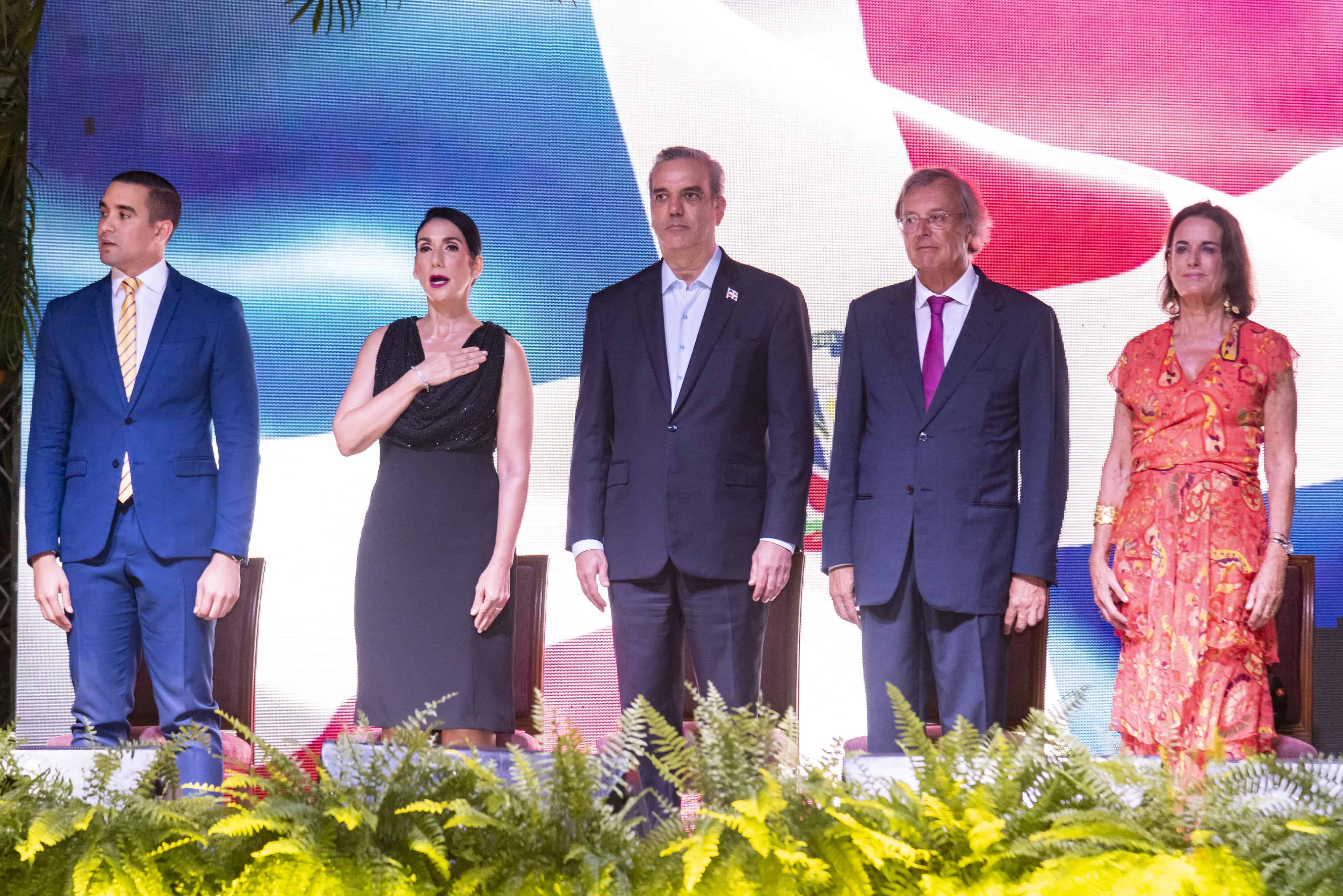 Mientras escuchan las notas del Himno Nacional Dominicano.&nbsp;