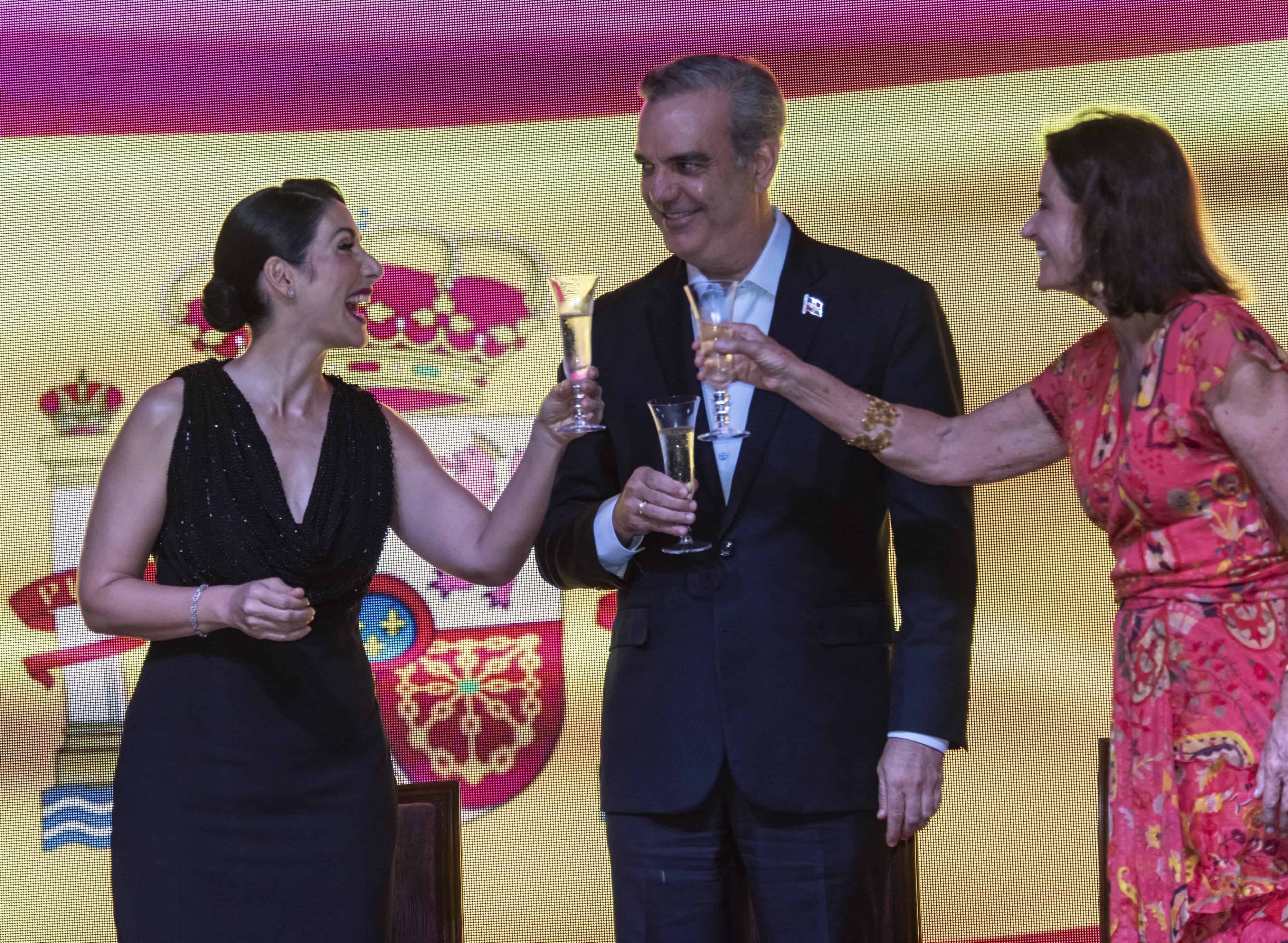 Raquel Arbaje, Luis Abinader y Pilar Lladó brindando. 