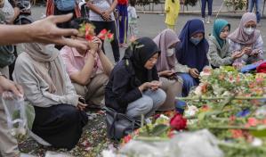 Comisión ve indicios de abuso policial en la tragedia del estadio indonesio