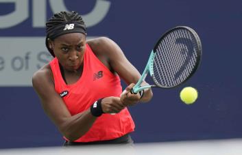 Gauff vence a Montgomery en juego demorado por la lluvia