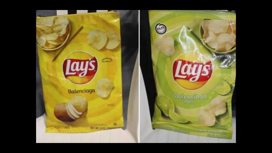 La nueva cartera de Balenciaga en forma de una funda de papitas y que cuesta 1,800 dólares La nueva cartera de Balenciaga en forma de una funda de papitas y que cuesta 1,800 dólares