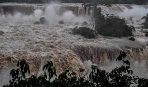 Cataratas del Iguazú registran caudal 10 veces mayor al habitual