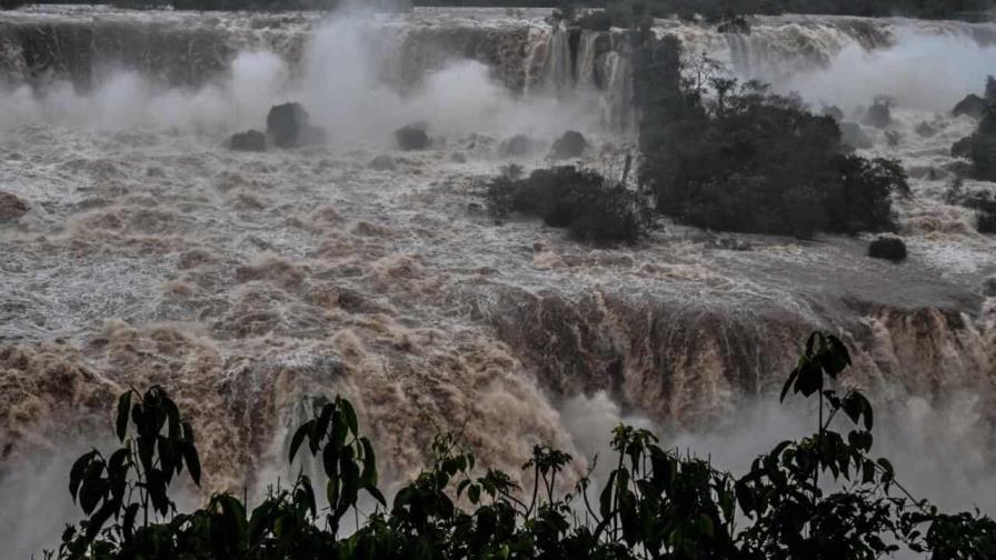 Cataratas del Iguazú registran caudal 10 veces mayor al habitual Cataratas del Iguazú registran caudal 10 veces mayor al habitual