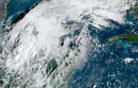 Tormenta tropical Karl gira al sur en el Golfo de México