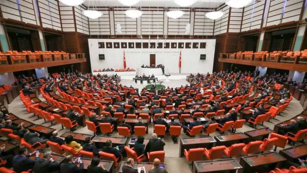 Turquía aprueba ley que castiga con cárcel difundir información falsa