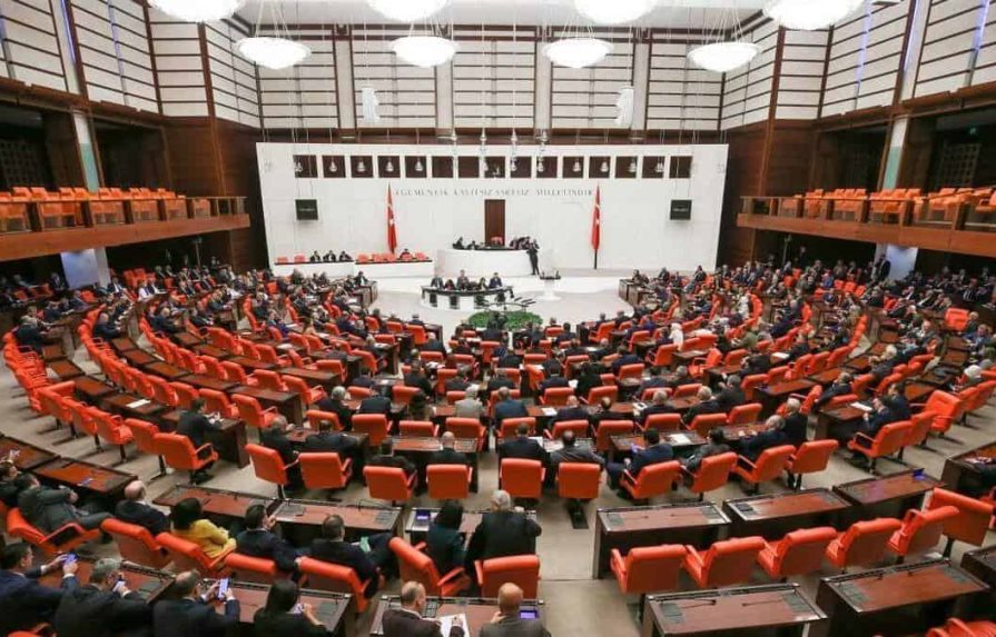 Turquía aprueba ley que castiga con cárcel difundir información falsa