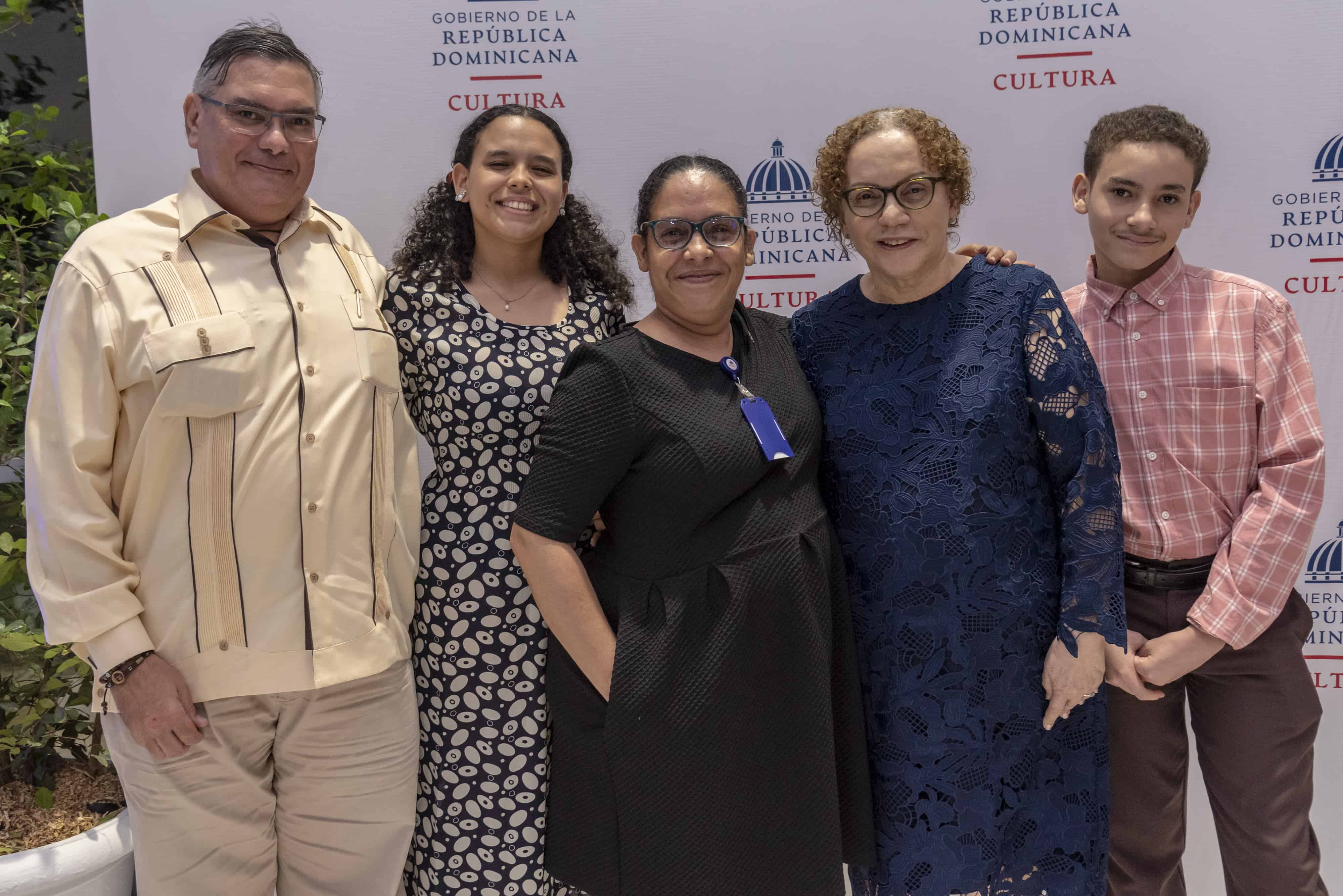 La procuradora General de la República, Miriam Germán Brito, acompañada de sus nietos, Sofía y Jaime Zubeldia, y relacionados.