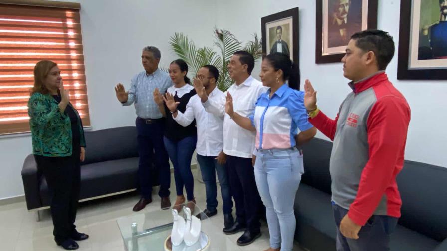 Juramentan comité organizador del 38 torneo de softbol navideño Juramentan comité organizador del 38 torneo de softbol navideño