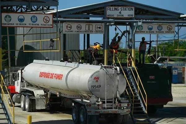 Hombres armados asaltan la principal terminal petrolera de Puerto Príncipe