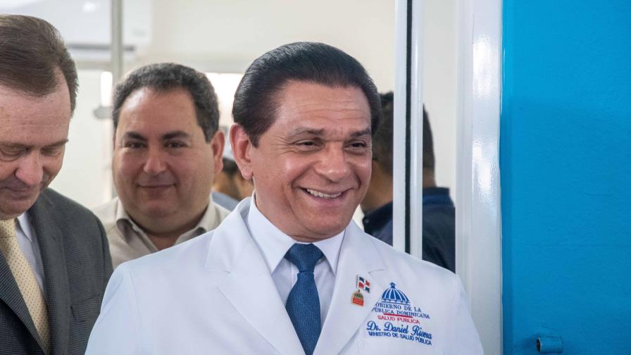 Ministro de Salud dice casos de dengue bajarán con las temperaturas frescas de fin de año