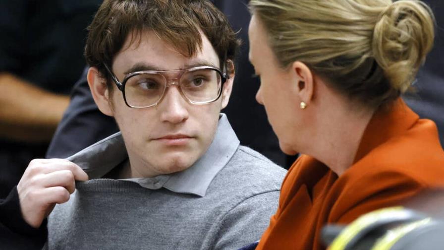 Piden investigación de amenaza a jurado en caso de masacre escolar