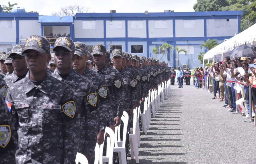 Presidente Abinader juramenta 901 policías formados con nuevo pénsum