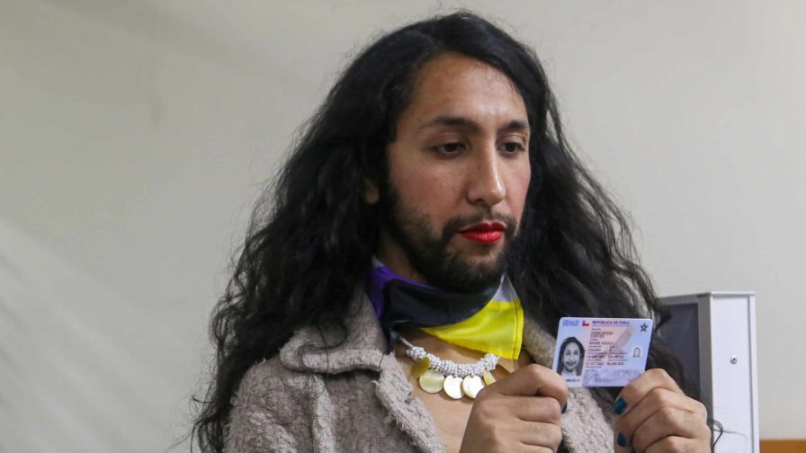 Chile: entregan primera cédula de identidad no binaria Chile: entregan primera cédula de identidad no binaria