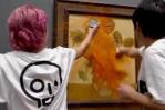 Video | Dos ecologistas arrojan sopa de tomate al cuadro Los girasoles de Van Gogh