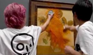 Video | Dos ecologistas arrojan sopa de tomate al cuadro Los girasoles de Van Gogh