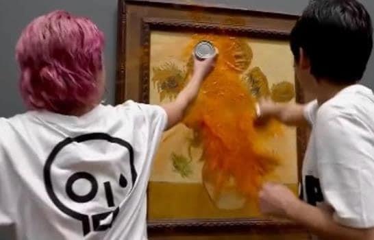 Video | Dos ecologistas arrojan sopa de tomate al cuadro Los girasoles de Van Gogh