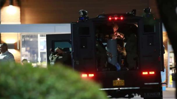 Policía en Raleigh allana una casa en relación con tiroteo del jueves