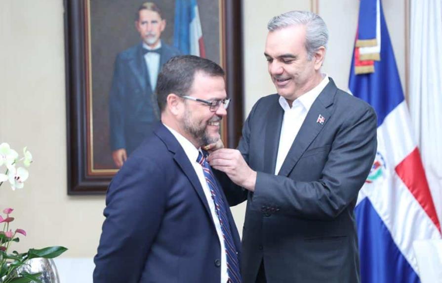 Abinader otorga la ciudadanía dominicana a senador de NY, Luis Sepúlveda