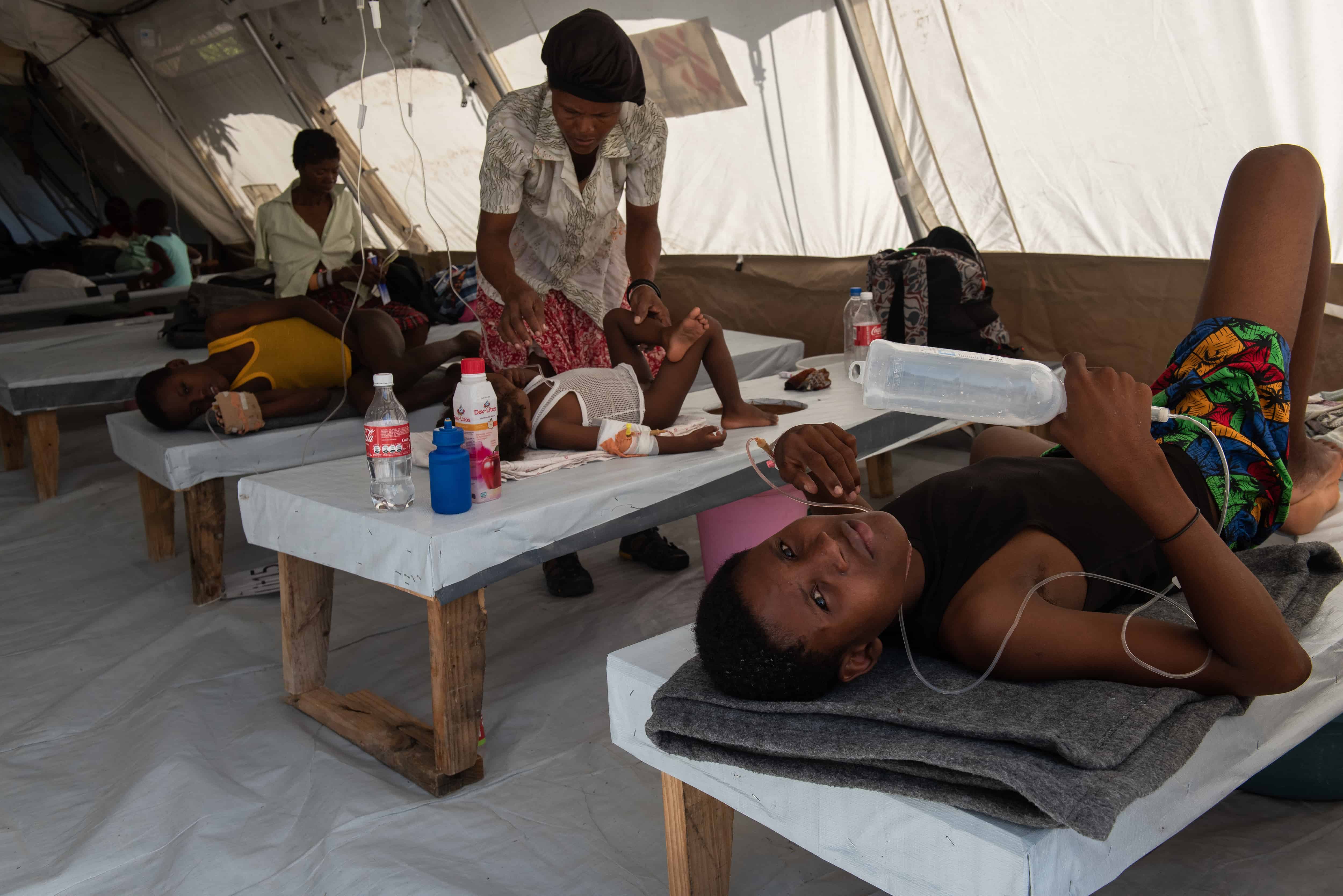  Pacientes esperan ser atendidos en el Centro de Tratamiento del Cólera (CTC) de Médicos Sin Fronteras (MSF) en el barrio de Cité-Soleil ayer, en Puerto Príncipe (Haití).