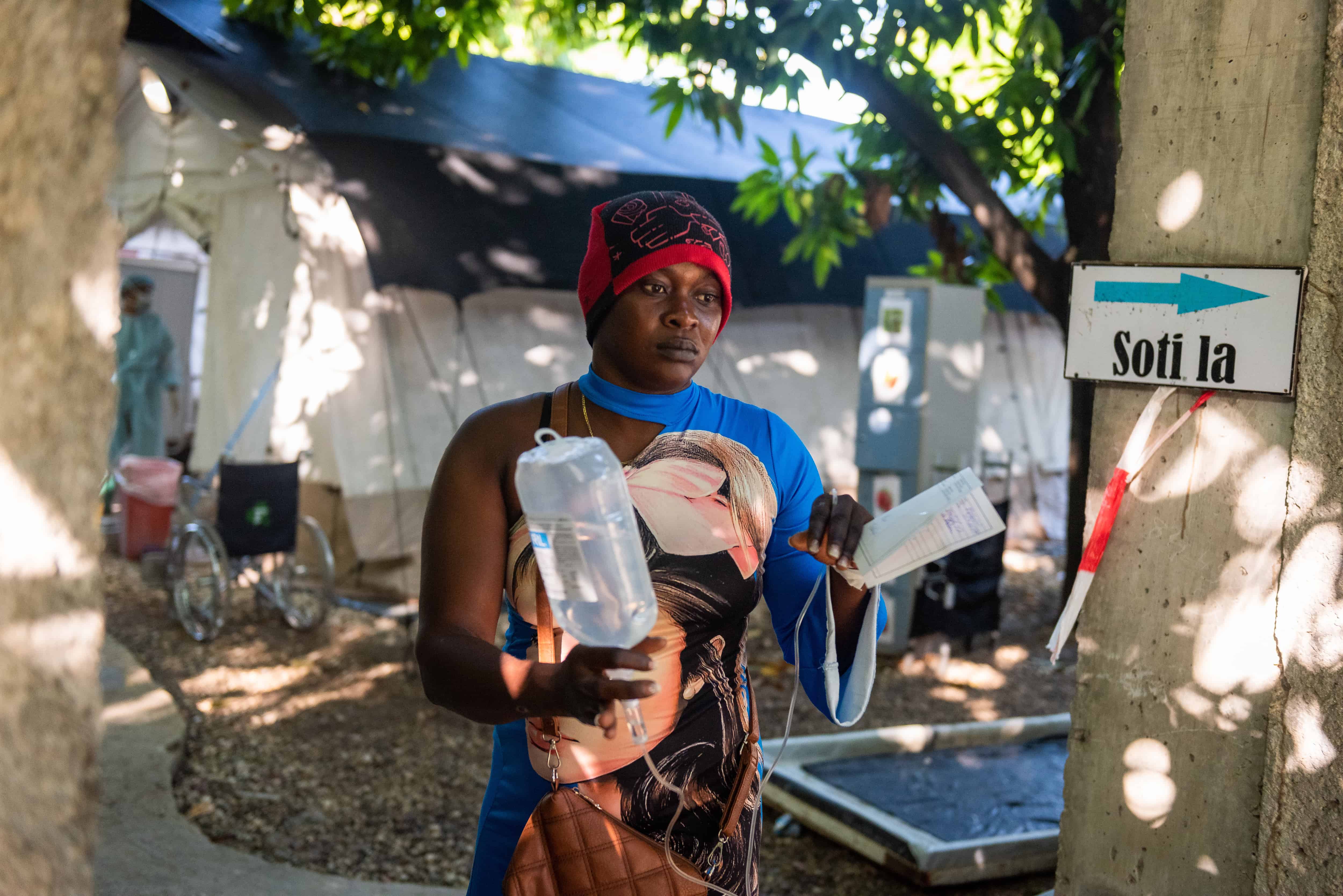  Una mujer permanece ingresada en el Centro de Tratamiento del Cólera (CTC) de Médicos Sin Fronteras (MSF) en el barrio de Cité-Soleil ayer, en Puerto Príncipe (Haití).