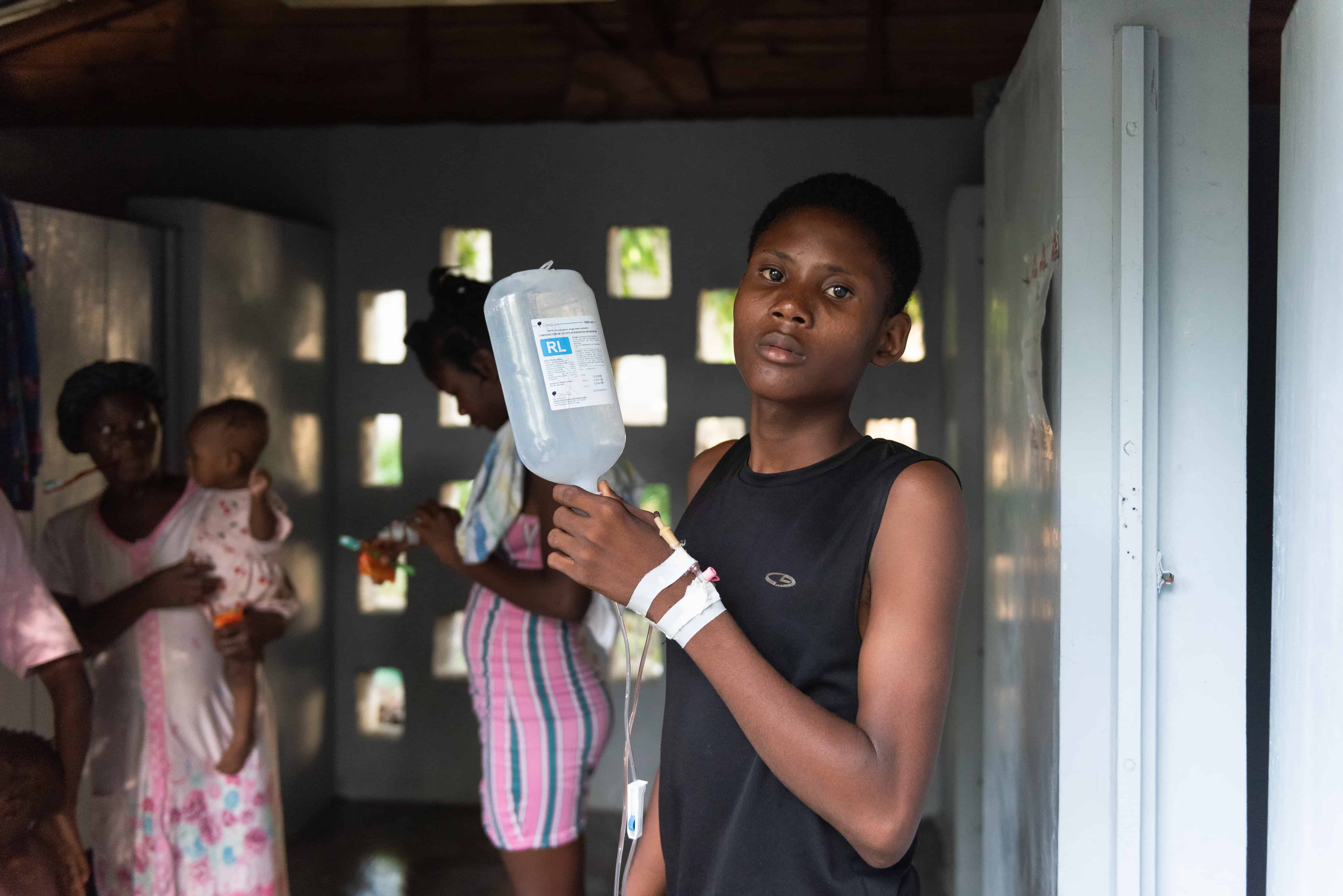 Una mujer permanece ingresada hace varios días en el Centro de Tratamiento del Cólera (CTC) de Médicos Sin Fronteras (MSF) en el barrio de Cité-Soleil ayer, en Puerto Príncipe (Haití). 