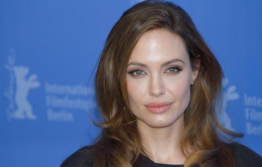 Angelina Jolie vendió bodega para olvidar alcoholismo de Brad Pitt