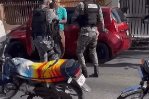 Circula video donde se observa a varios agentes de las Policía golpear a dos ciudadanos Circula video donde se observa a varios agentes de las Policía golpear a dos ciudadanos
