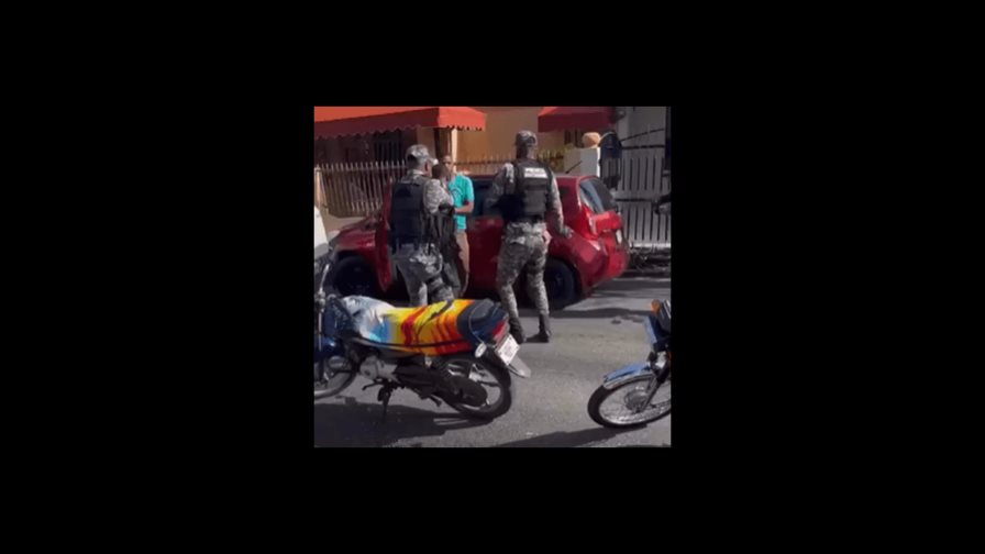 Circula video donde se observa a varios agentes de las Policía golpear a dos ciudadanos